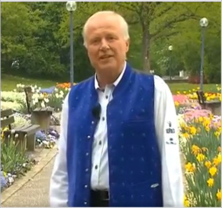 Moderator Tom beim Vorlesen im Studio