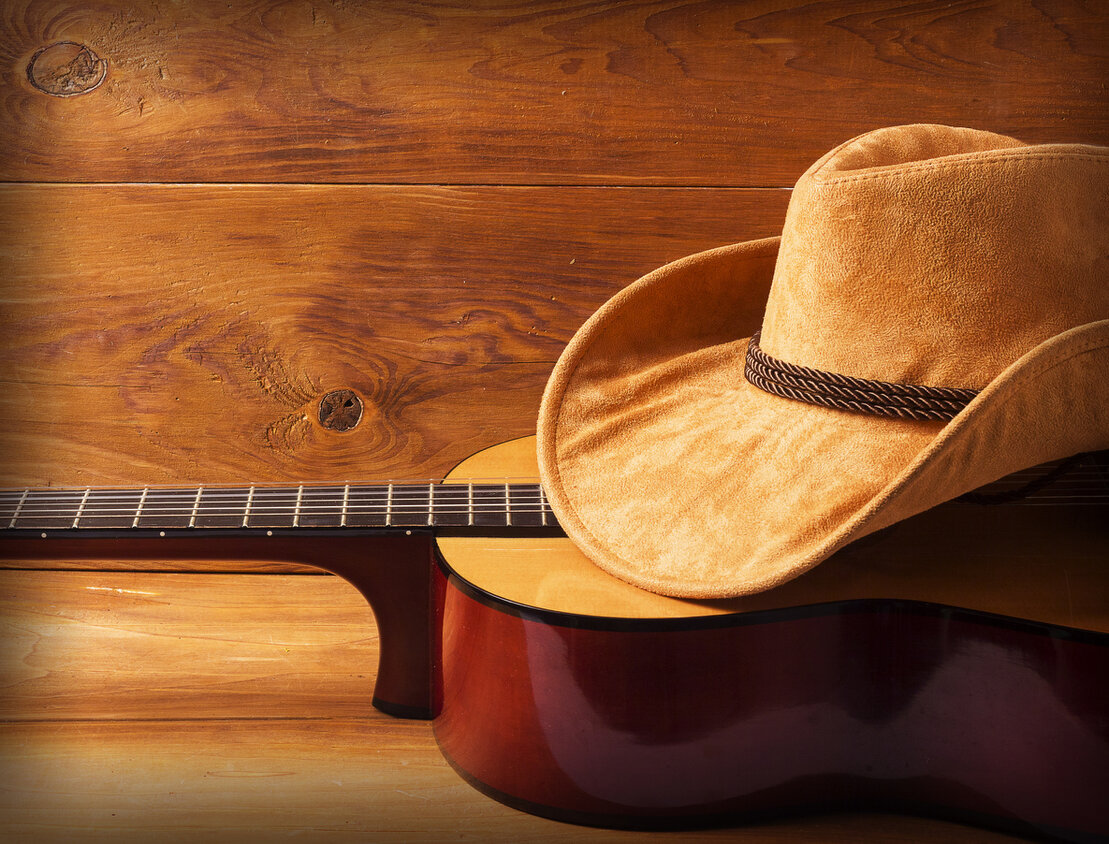 Country-Gitarrist auf einer Bühne