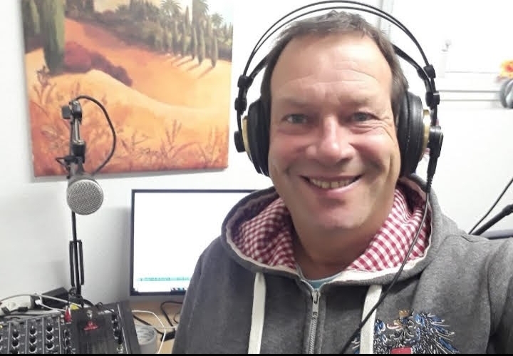 Moderatorin Maria mit Kopfhörern am Mikrofon