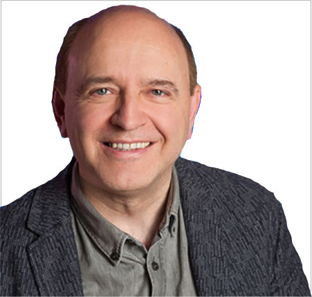 Moderator Tom beim Vorlesen im Studio