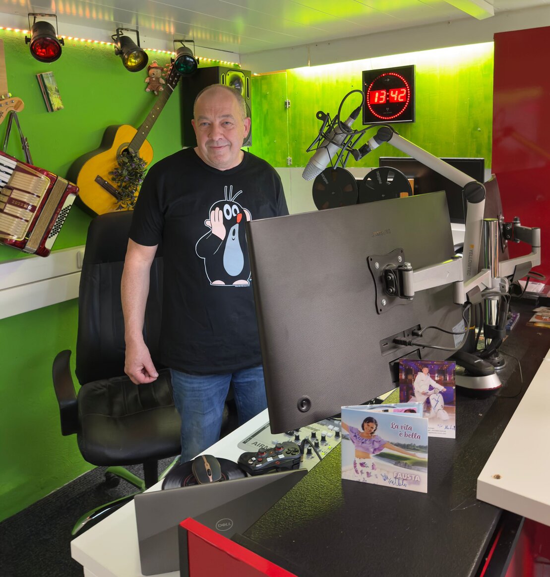 Moderator von Hoamatwelle im Radiostudio
