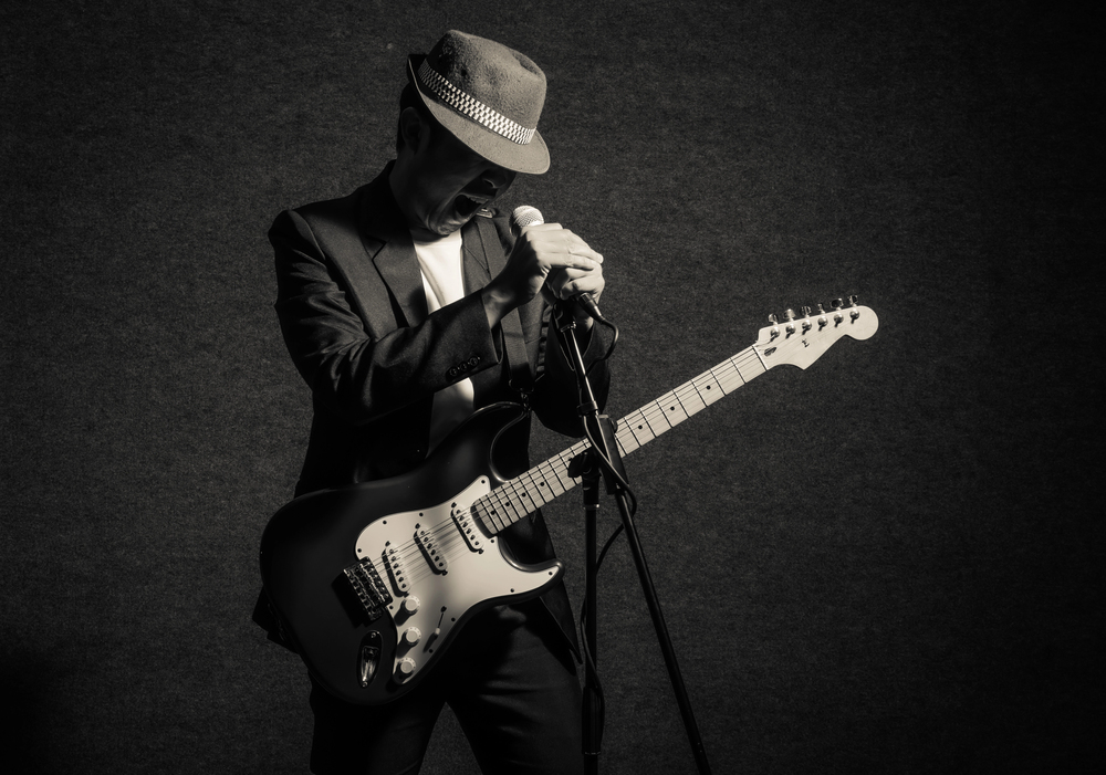 Countryband mit Gitarren auf einer Bühne